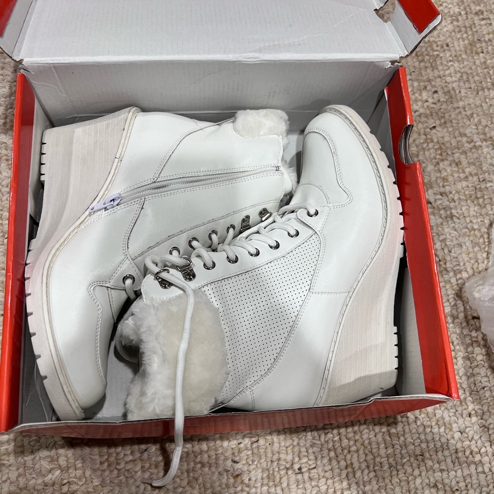 New in box women’s boots size 8.5